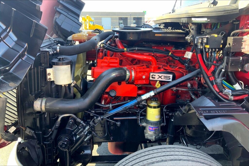 2022 CUM LT625 6×4 Sleeper