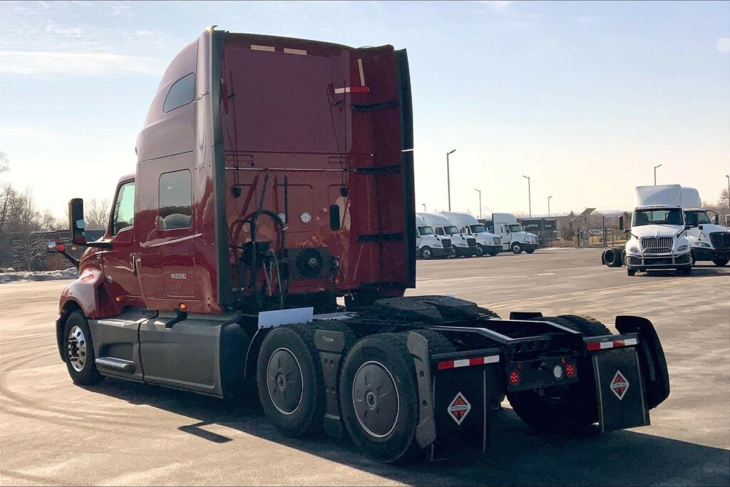 2022 CUM LT625 6×4 Sleeper