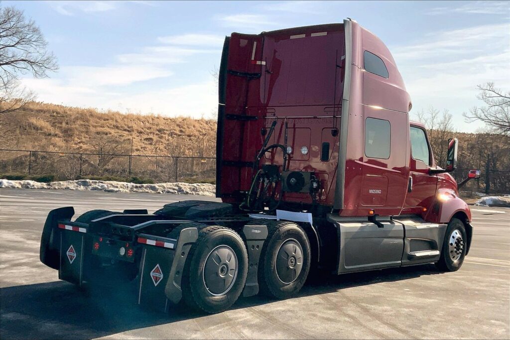 2022 CUM LT625 6×4 Sleeper