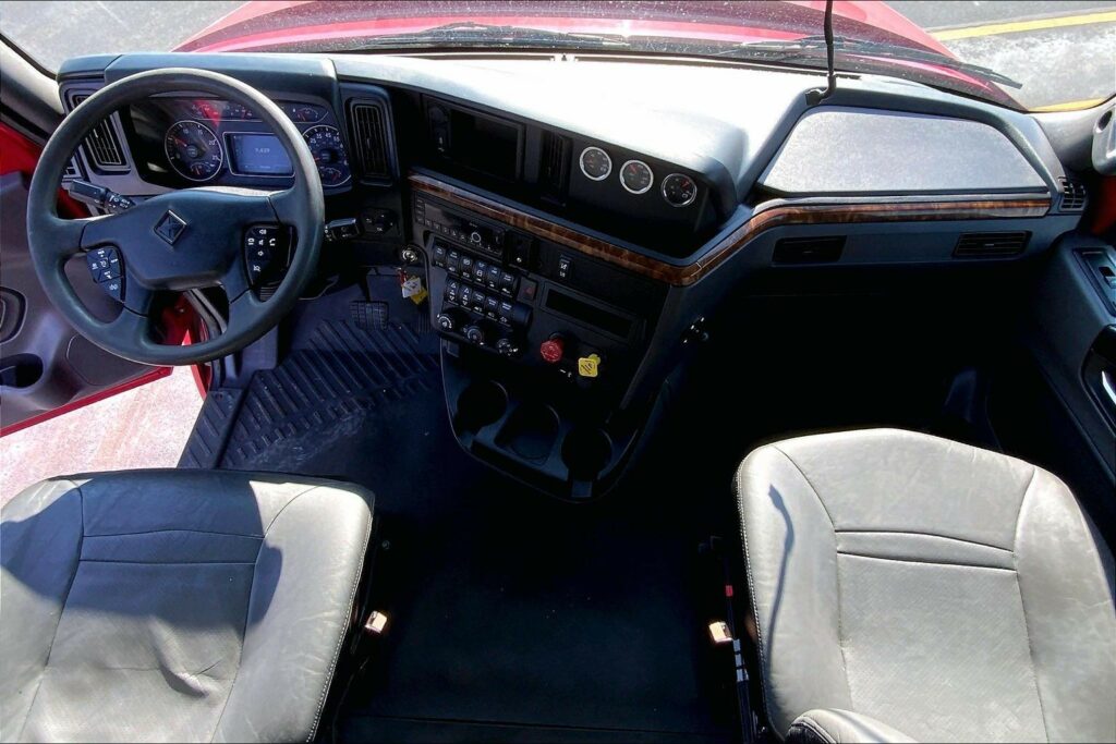 2022 CUM LT625 6×4 Sleeper