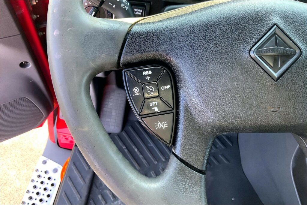 2022 CUM LT625 6×4 Sleeper