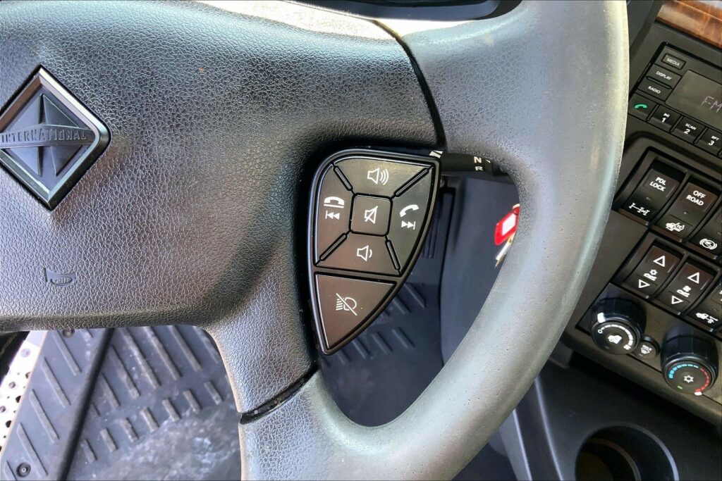 2022 CUM LT625 6×4 Sleeper