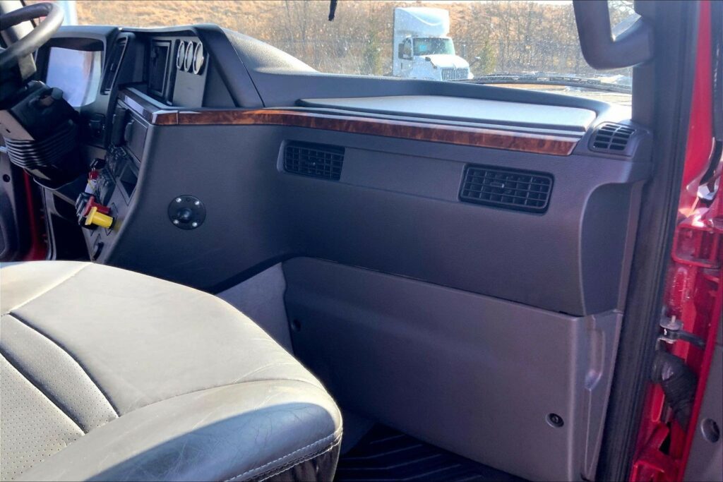 2022 CUM LT625 6×4 Sleeper