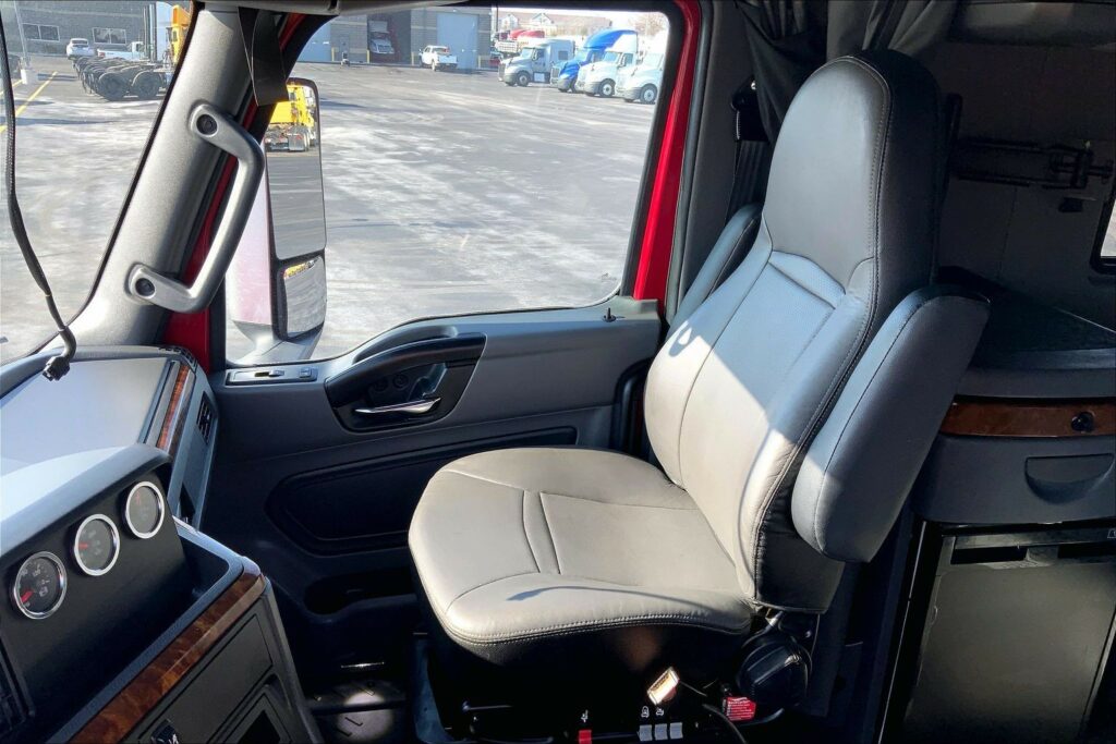 2022 CUM LT625 6×4 Sleeper