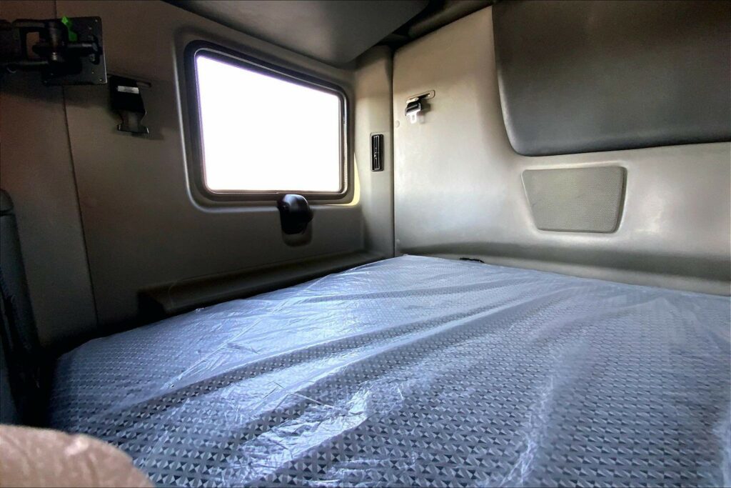 2022 CUM LT625 6×4 Sleeper