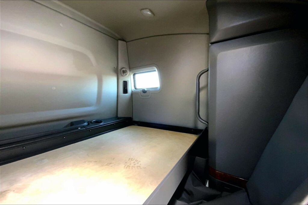 2022 CUM LT625 6×4 Sleeper