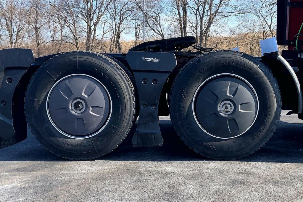 2022 CUM LT625 6×4 Sleeper