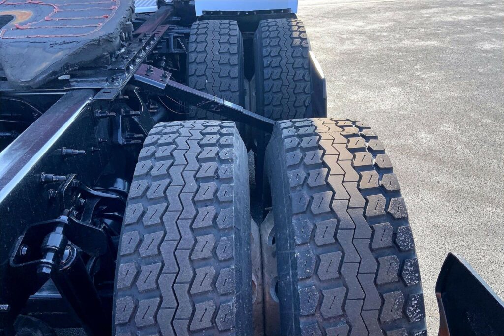 2022 CUM LT625 6×4 Sleeper