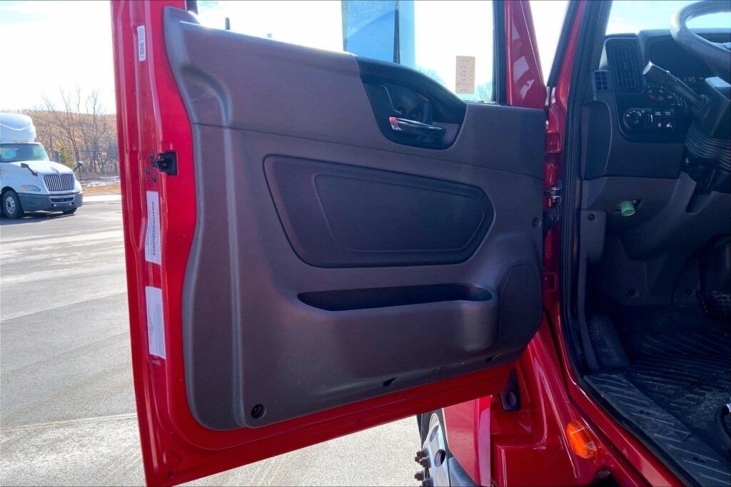 2022 CUM LT625 6×4 Sleeper