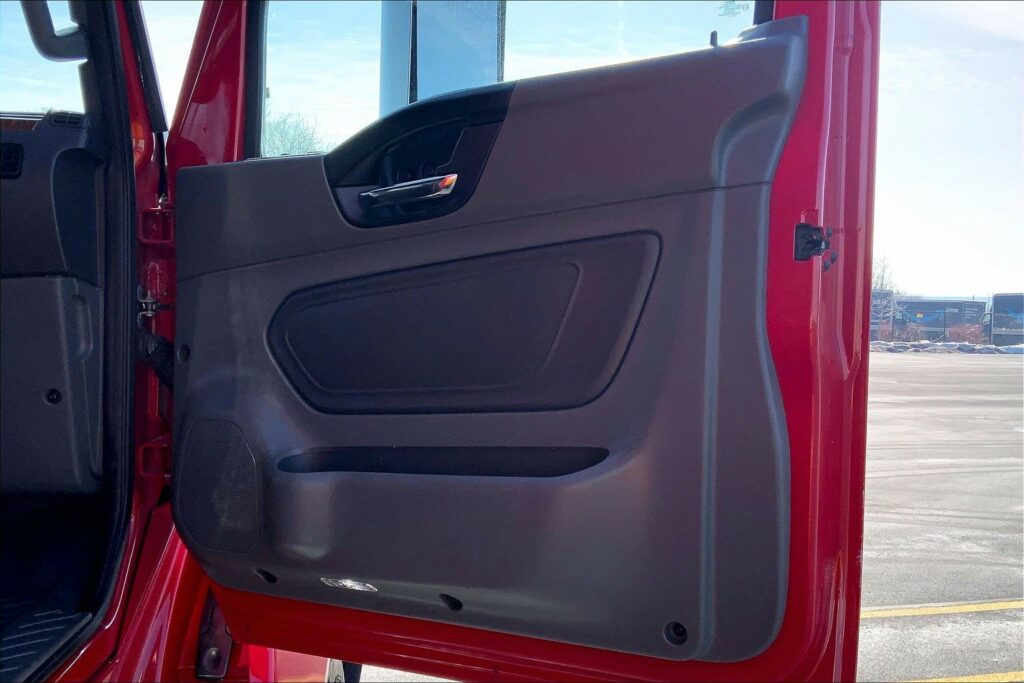 2022 CUM LT625 6×4 Sleeper