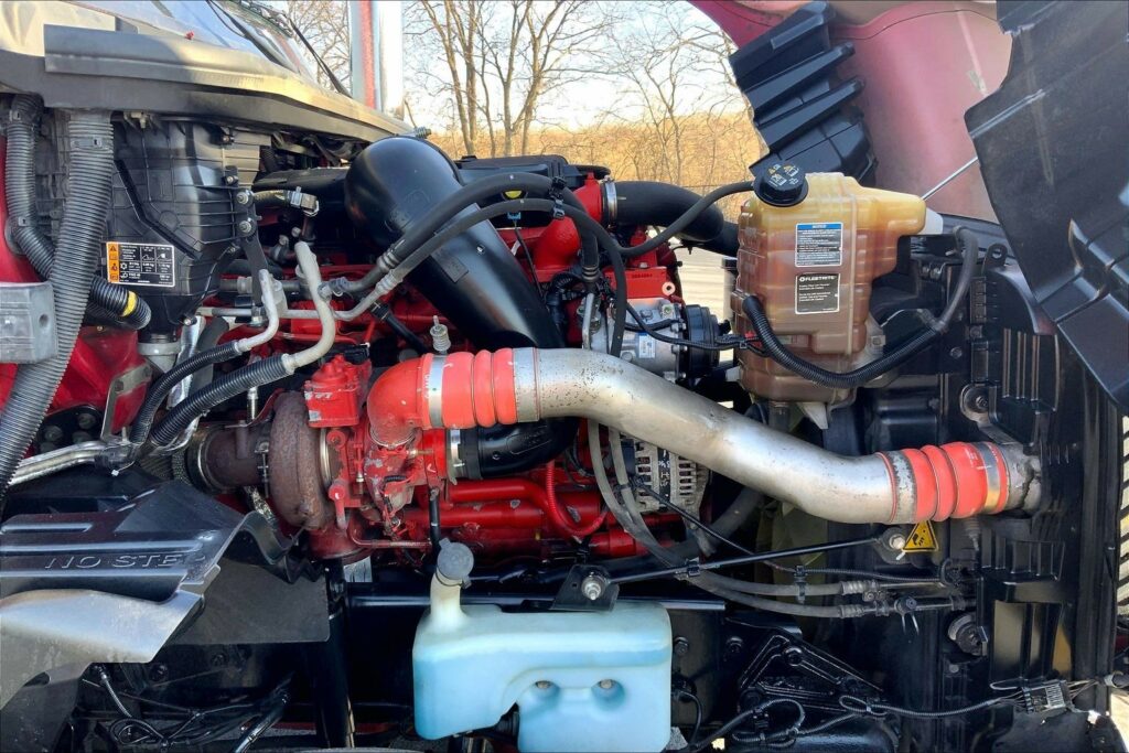 2022 CUM LT625 6×4 Sleeper