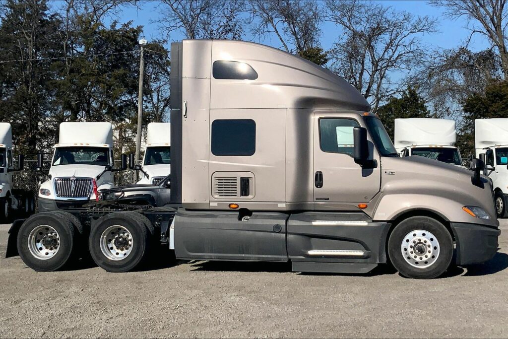 2022 CUM LT625 6×4 Sleeper