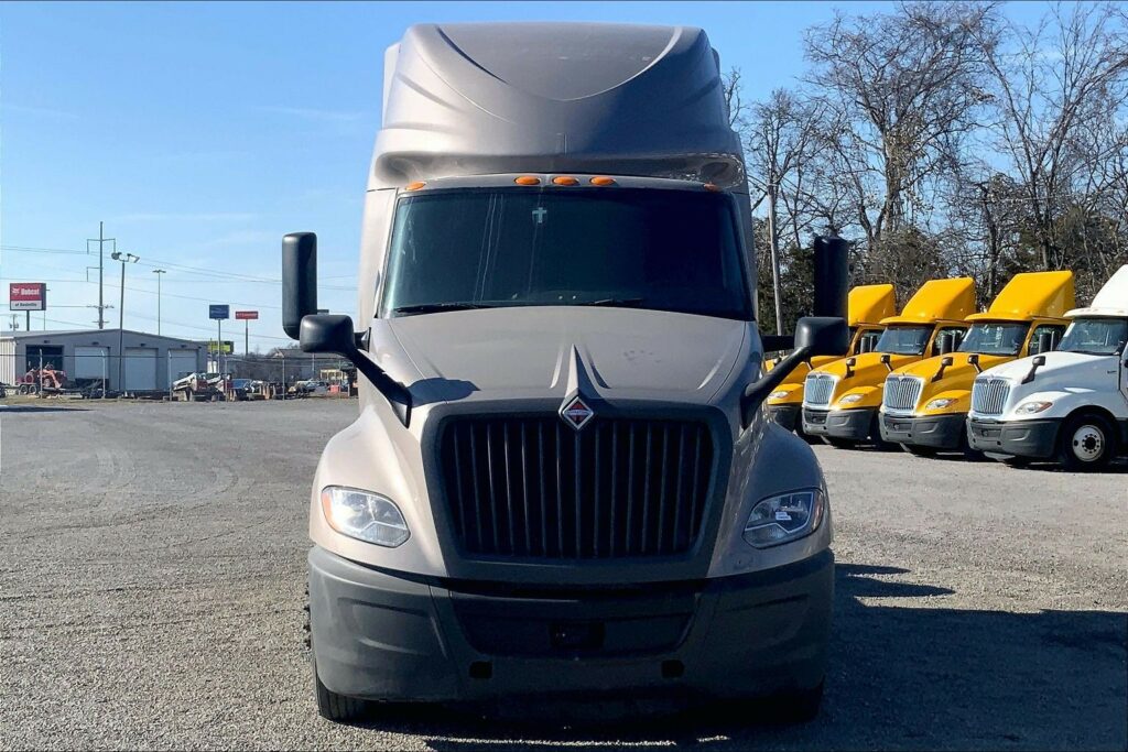 2022 CUM LT625 6×4 Sleeper