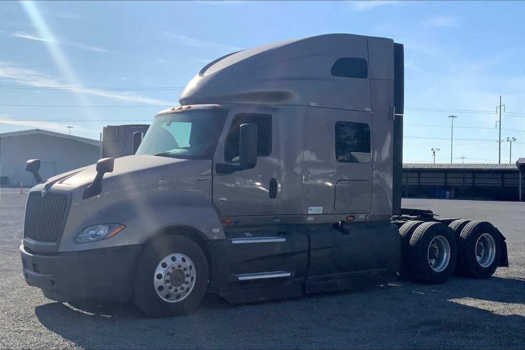 2022 CUM LT625 6×4 Sleeper