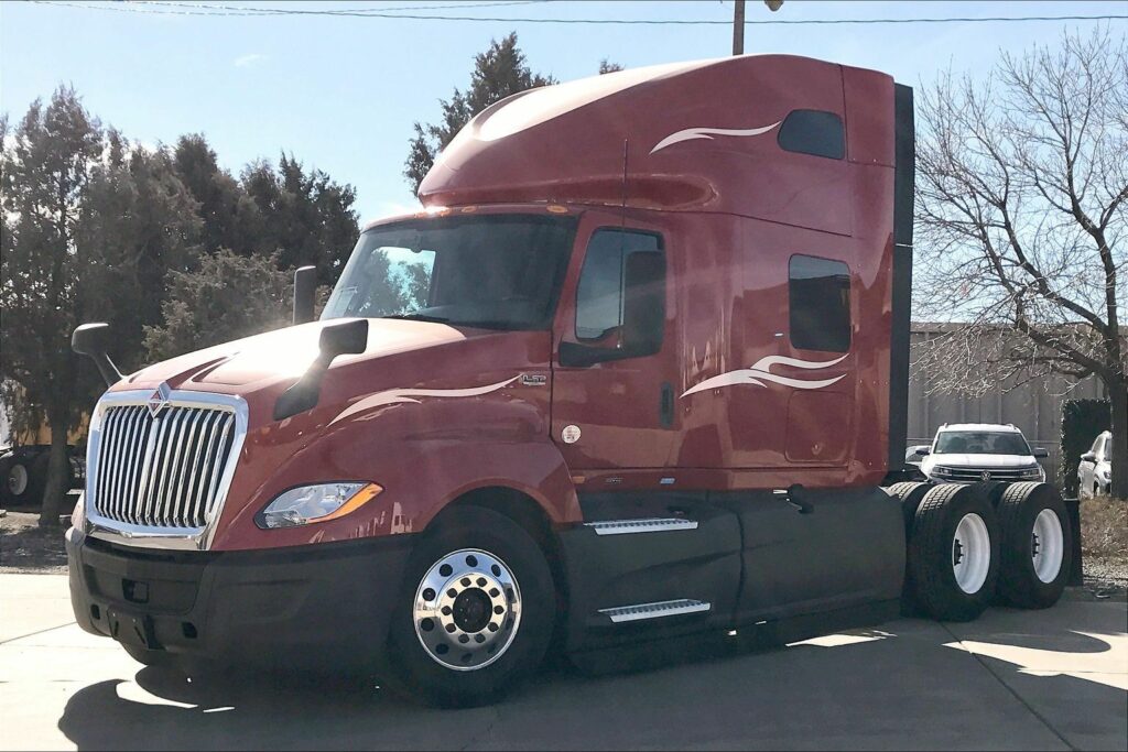 2023 CUM LT625 6X4 Sleeper