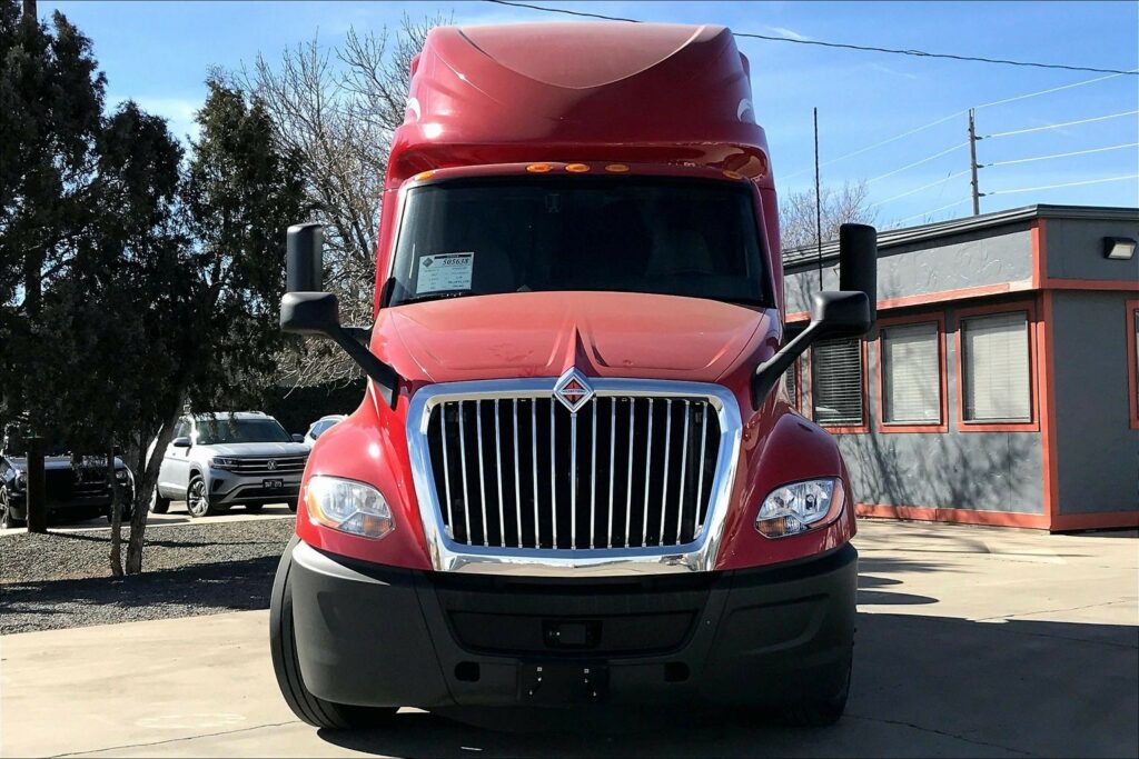 2023 CUM LT625 6X4 Sleeper