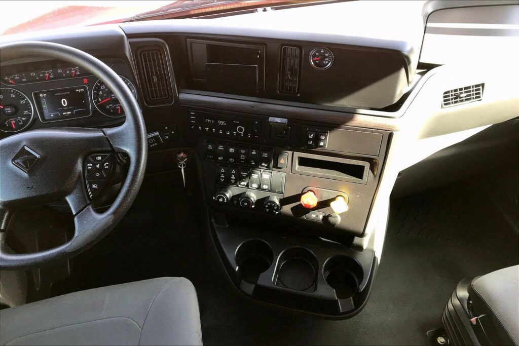 2023 CUM LT625 6X4 Sleeper