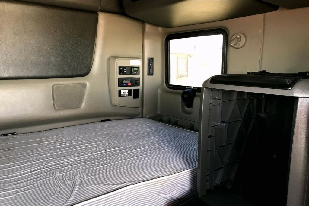 2023 CUM LT625 6X4 Sleeper