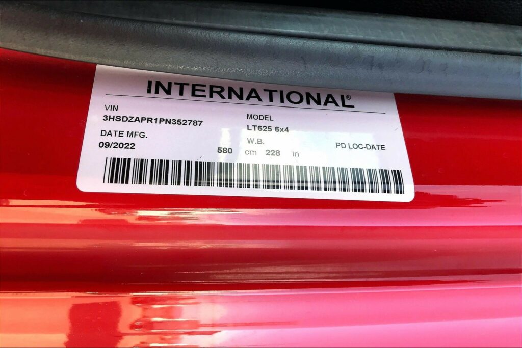 2023 CUM LT625 6X4 Sleeper