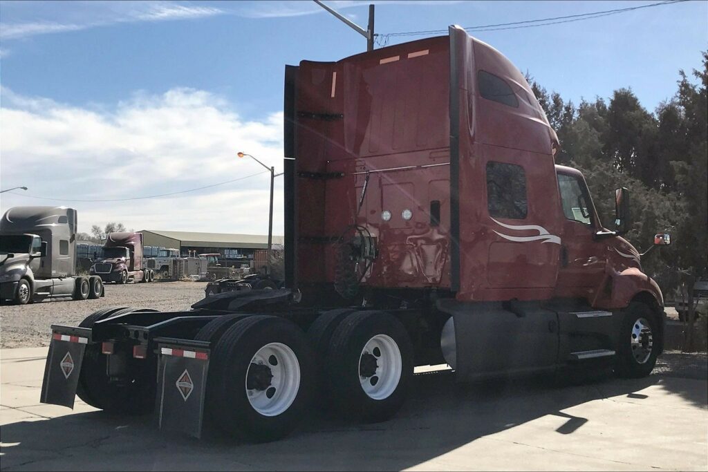 2023 CUM LT625 6X4 Sleeper