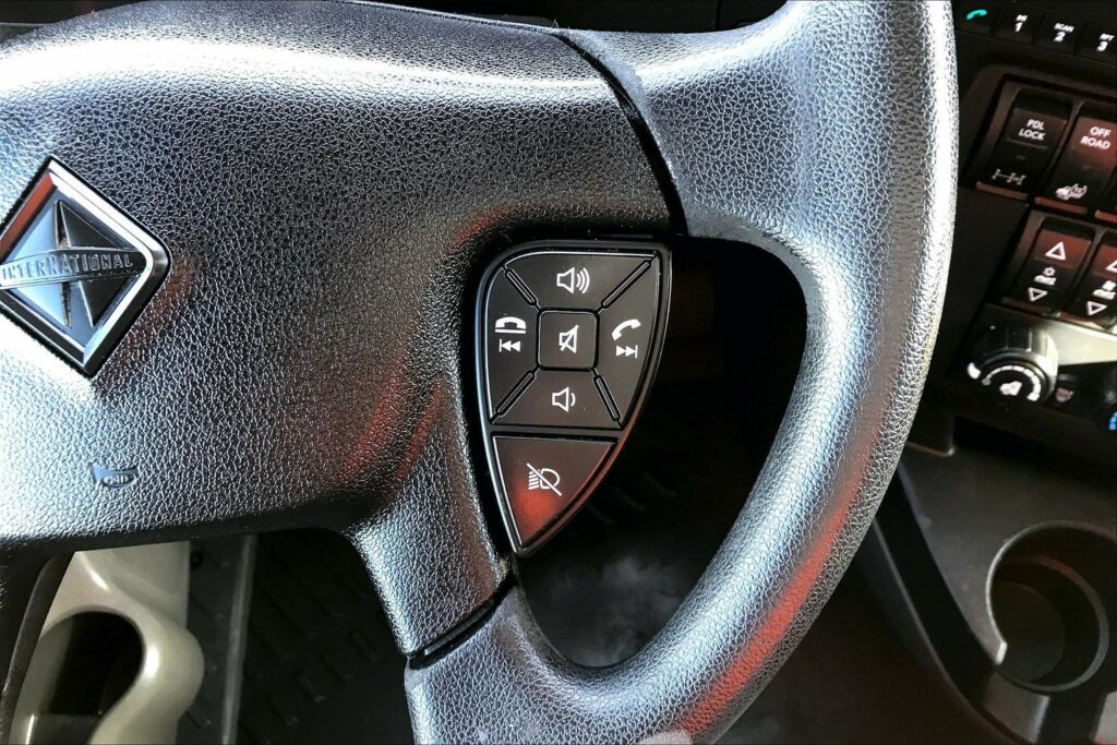 2023 CUM LT625 6X4 Sleeper