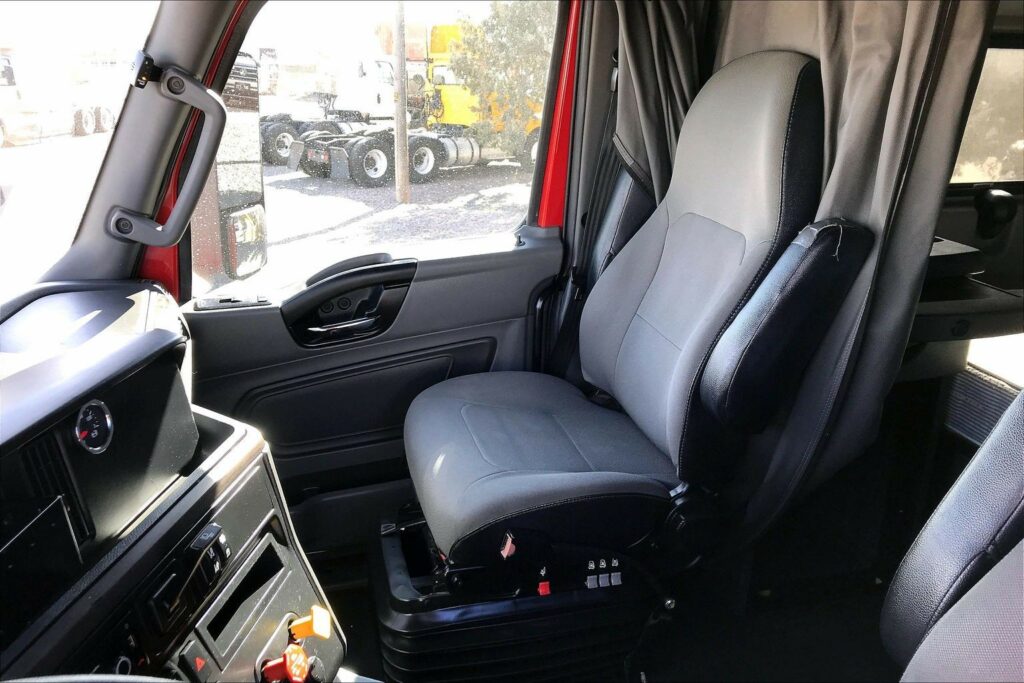 2023 CUM LT625 6X4 Sleeper