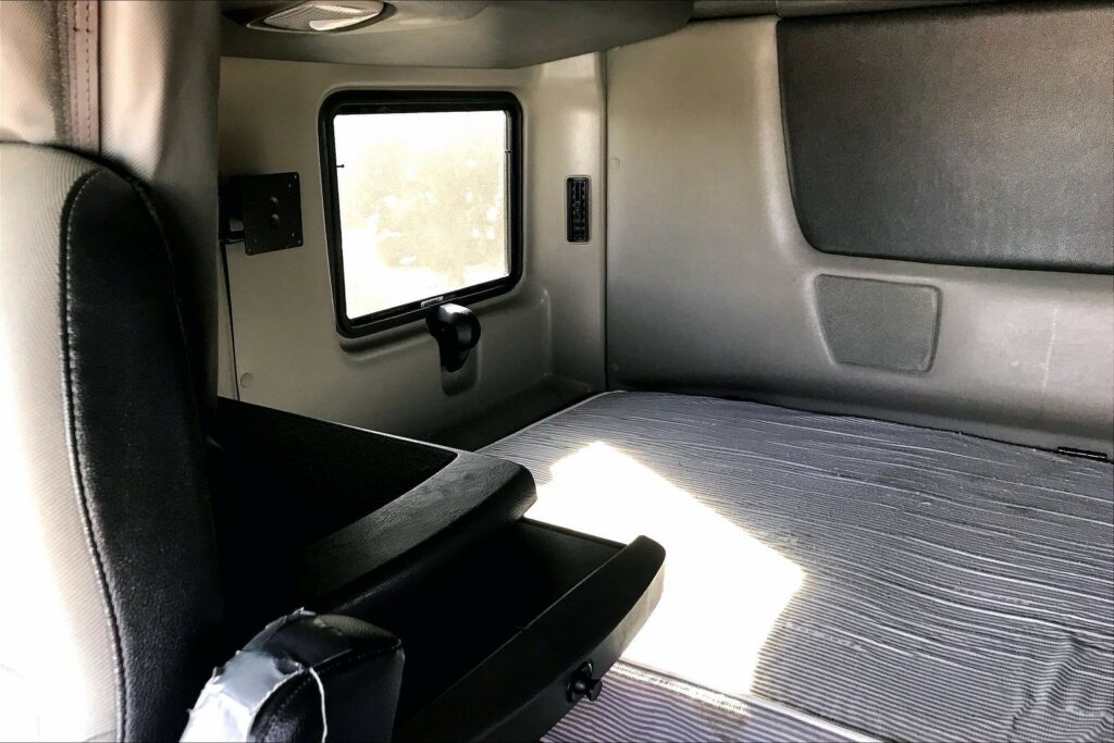 2023 CUM LT625 6X4 Sleeper