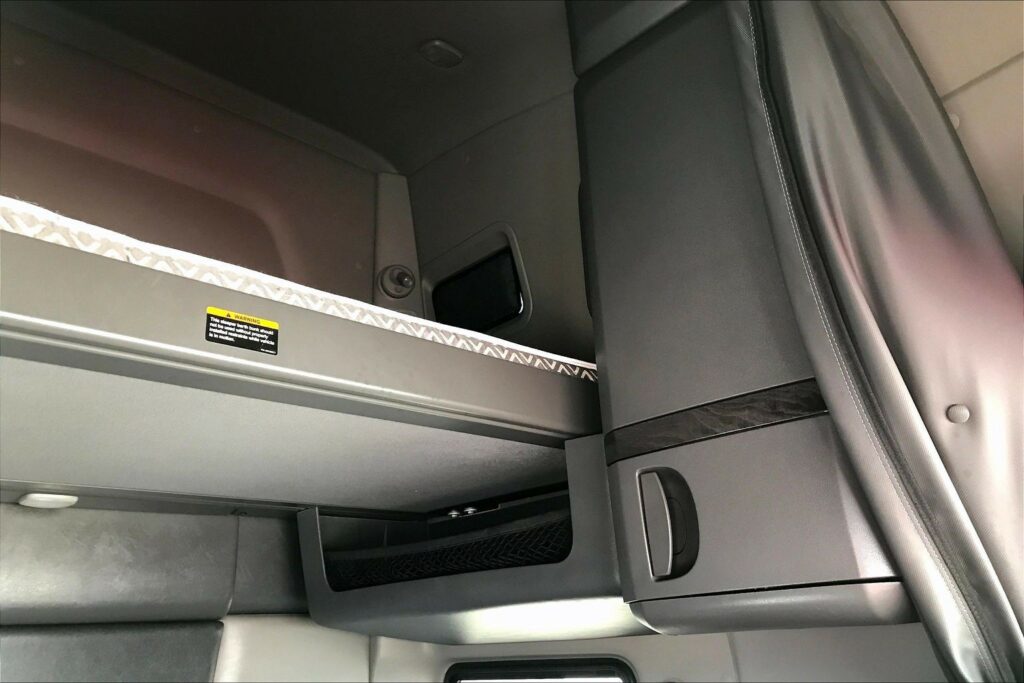 2023 CUM LT625 6X4 Sleeper