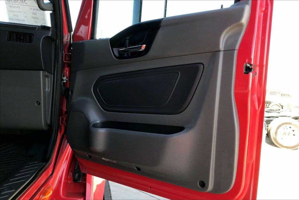 2023 CUM LT625 6X4 Sleeper