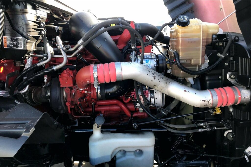 2023 CUM LT625 6X4 Sleeper