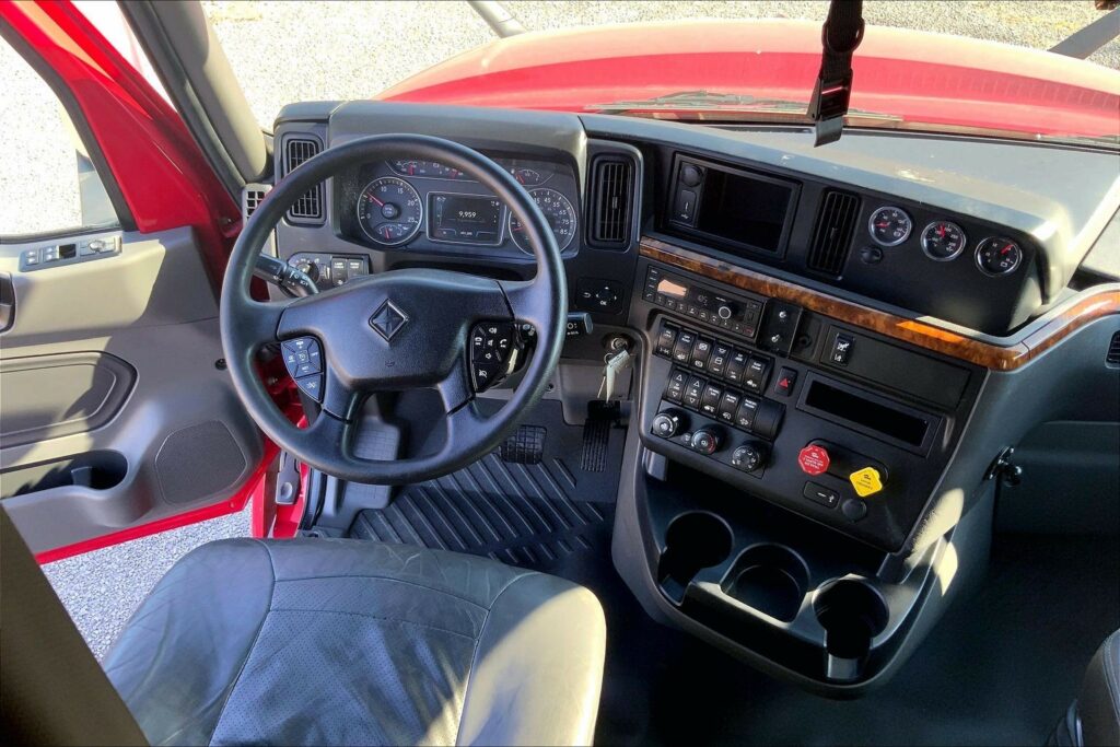 2022 CUM LT625 6×4 Sleeper