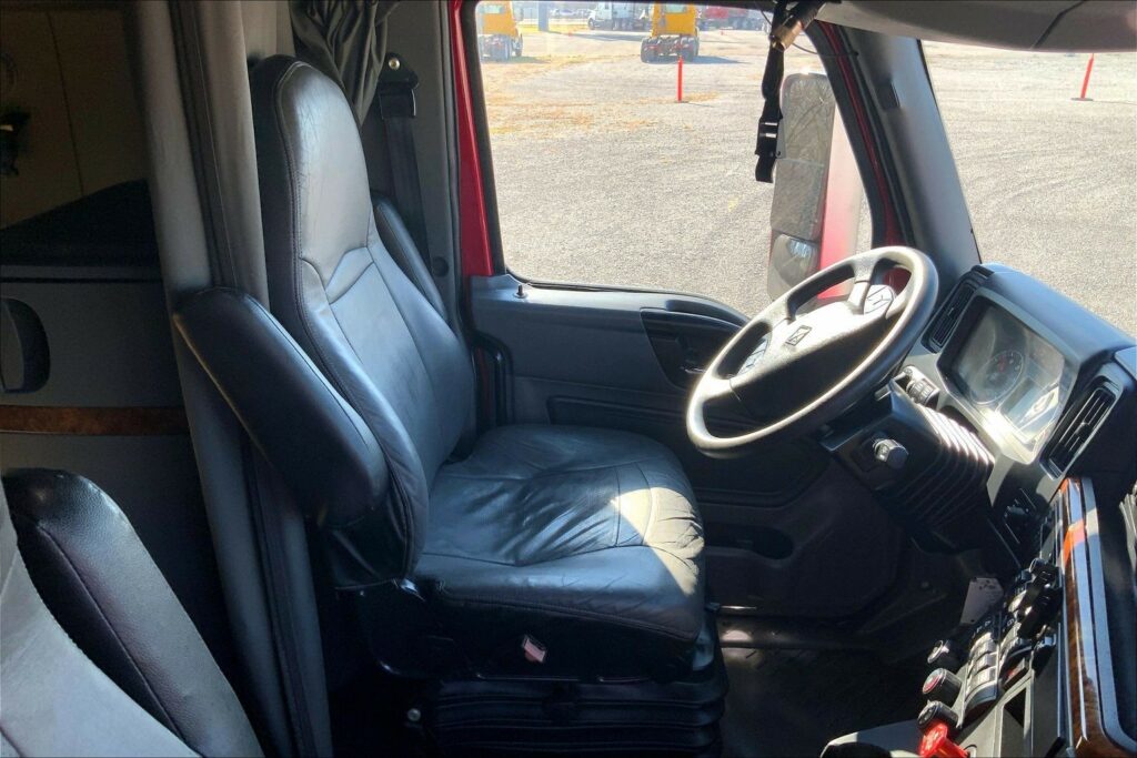 2022 CUM LT625 6×4 Sleeper