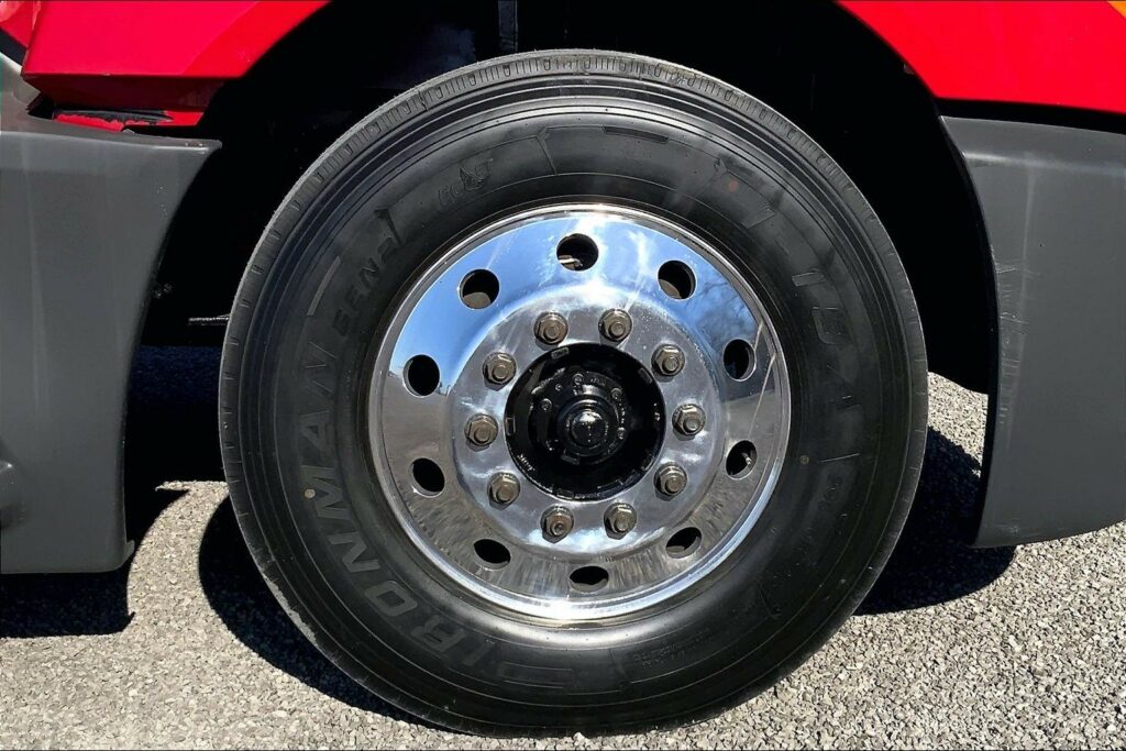 2022 CUM LT625 6×4 Sleeper