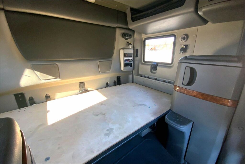 2022 CUM LT625 6×4 Sleeper