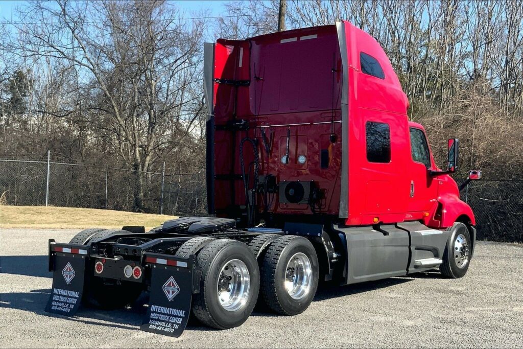 2022 CUM LT625 6×4 Sleeper