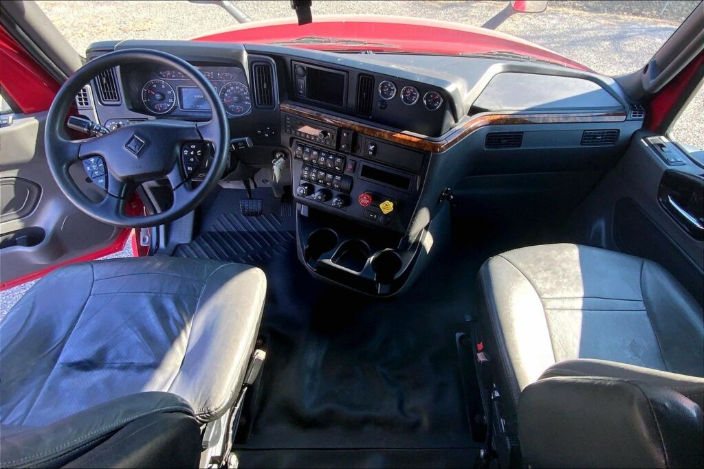 2022 CUM LT625 6×4 Sleeper