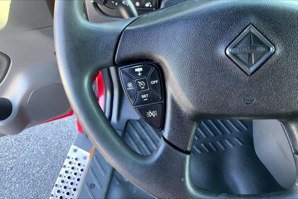 2022 CUM LT625 6×4 Sleeper