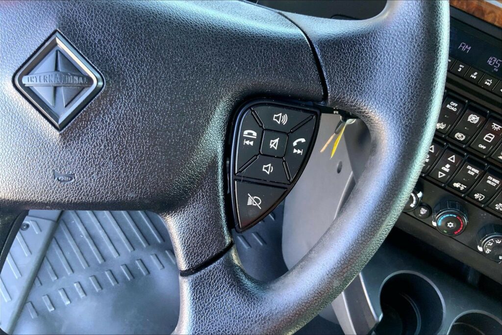 2022 CUM LT625 6×4 Sleeper