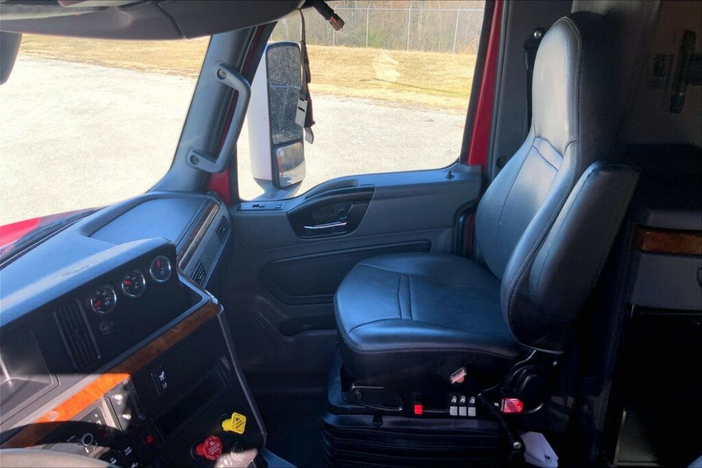 2022 CUM LT625 6×4 Sleeper