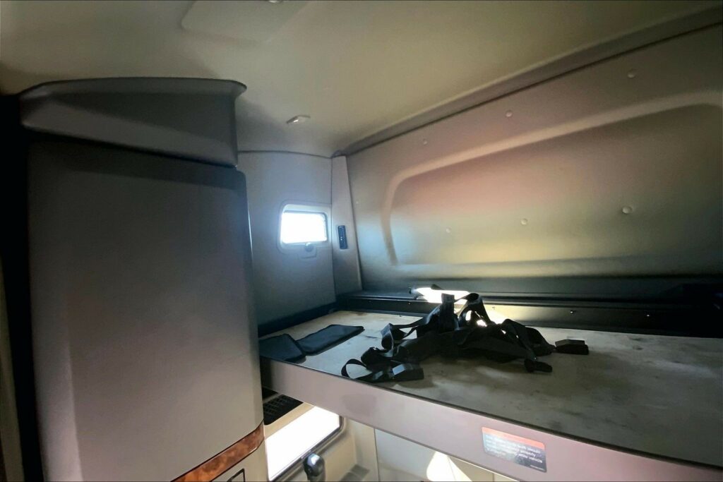 2022 CUM LT625 6×4 Sleeper