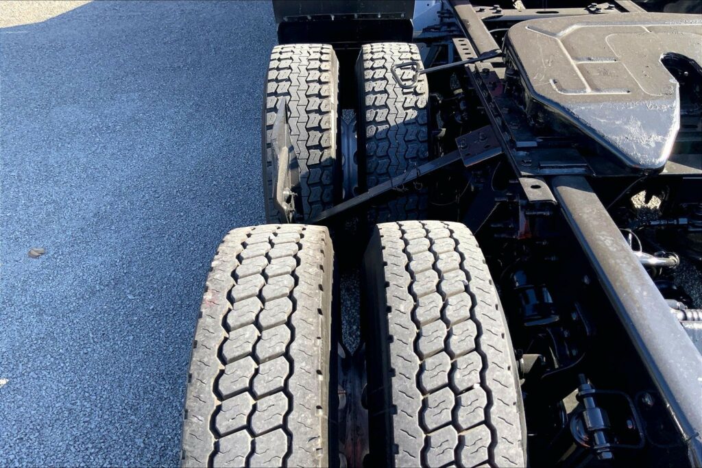 2022 CUM LT625 6×4 Sleeper