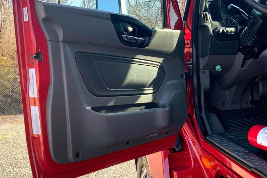 2022 CUM LT625 6×4 Sleeper