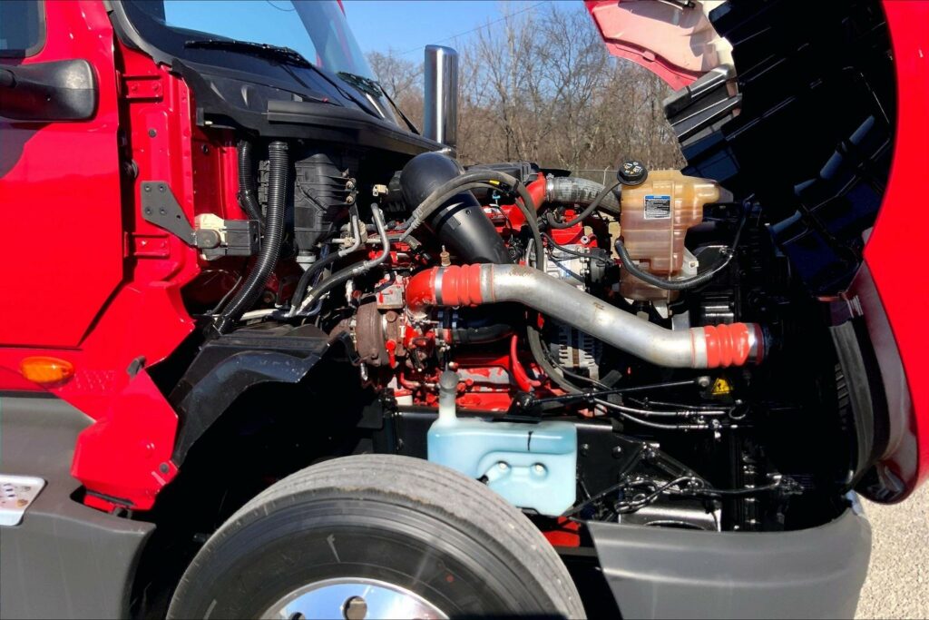 2022 CUM LT625 6×4 Sleeper