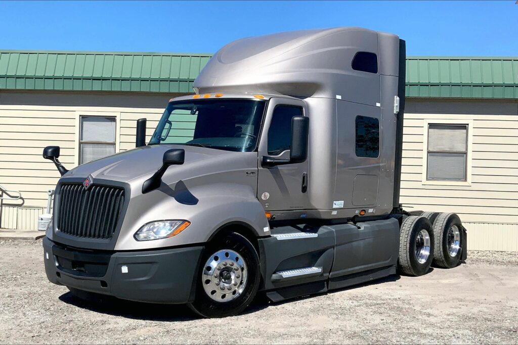 2022 CUM LT625 6×4 Sleeper