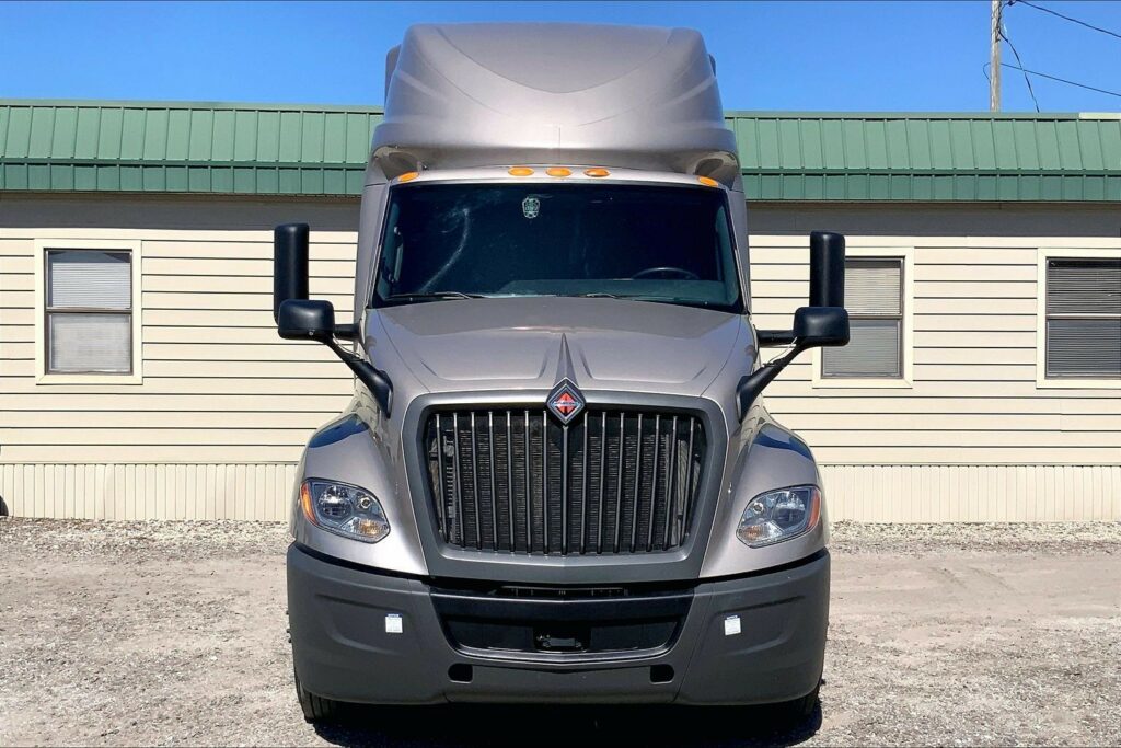 2022 CUM LT625 6×4 Sleeper