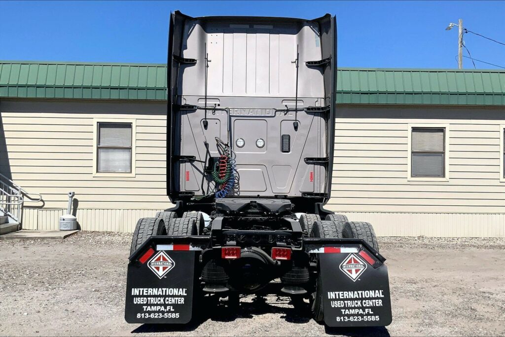 2022 CUM LT625 6×4 Sleeper