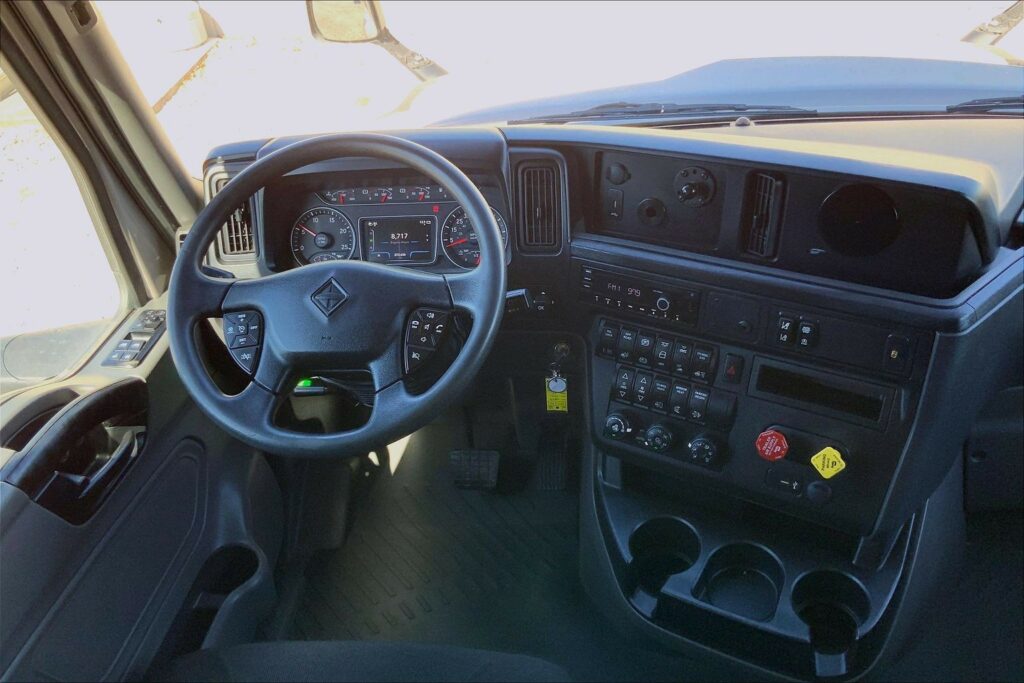 2022 CUM LT625 6×4 Sleeper