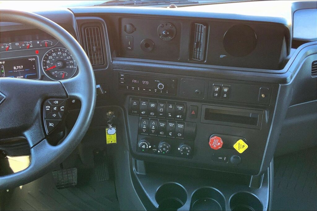 2022 CUM LT625 6×4 Sleeper