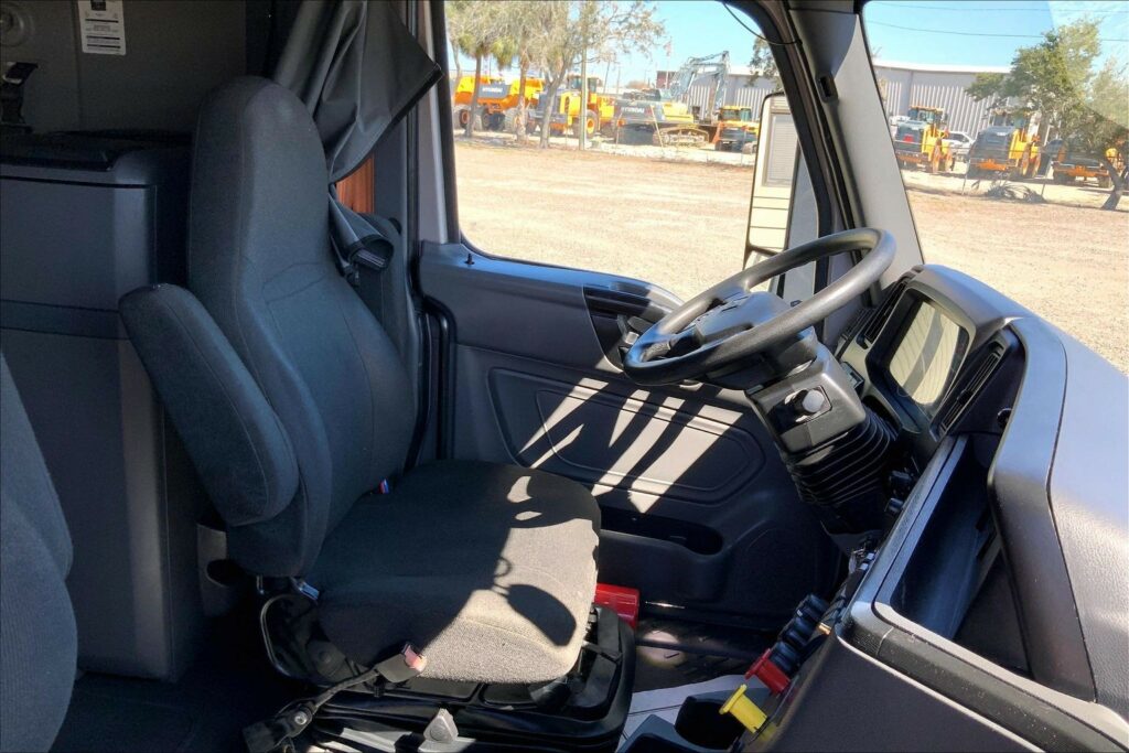 2022 CUM LT625 6×4 Sleeper