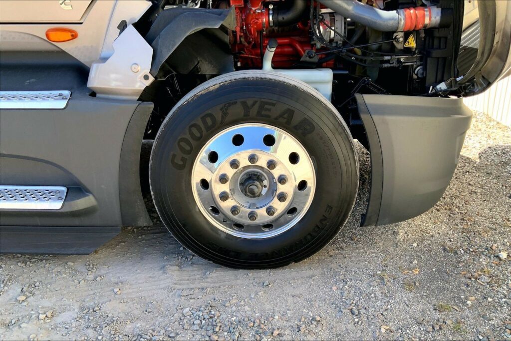 2022 CUM LT625 6×4 Sleeper